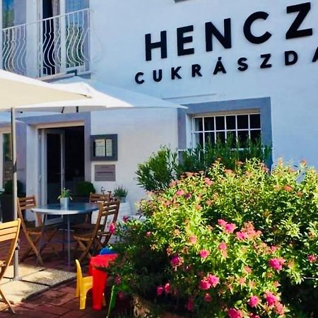 Hencz Vendeghaz Hotel Balatonakarattya Exterior photo